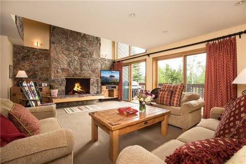 Living area | Smart TV, fireplace, video games