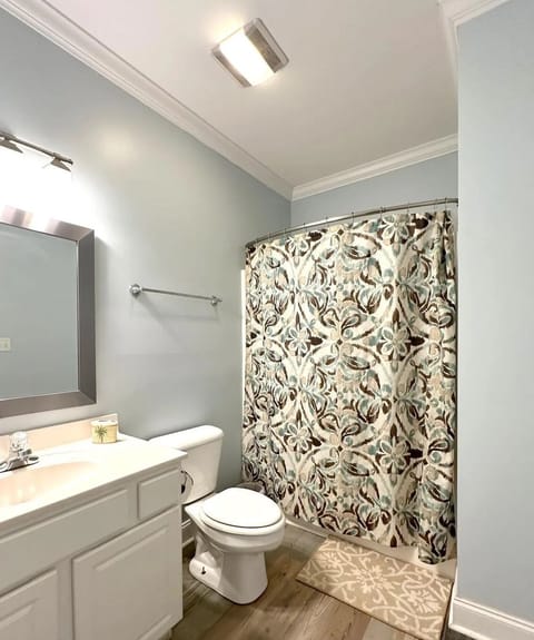 Combined shower/tub, towels