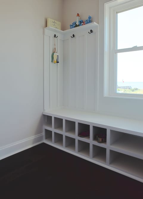 Foyer with shoe storage space