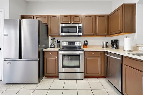 Full-size fridge, microwave, oven, stovetop