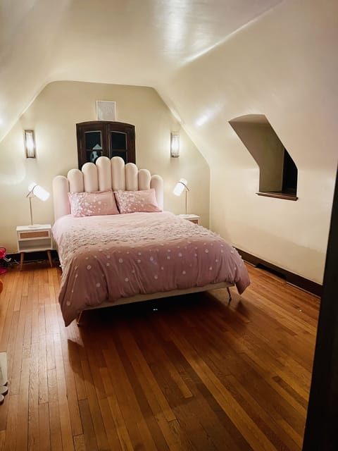 6 bedrooms, iron/ironing board, travel crib, WiFi