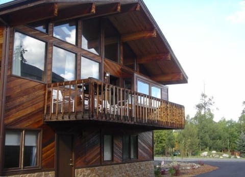 5+ Bdrm Executive Chateau - 8-Person Private Hot Tub- 60" LED HDTV- walk to town