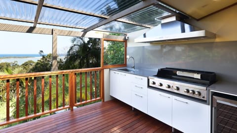 Private kitchen | Fridge, microwave, oven, stovetop