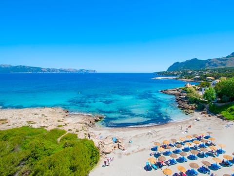 Beach nearby, sun loungers, beach towels