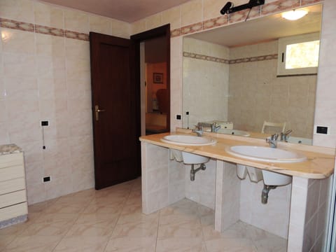 Combined shower/tub, bidet, towels, toilet paper