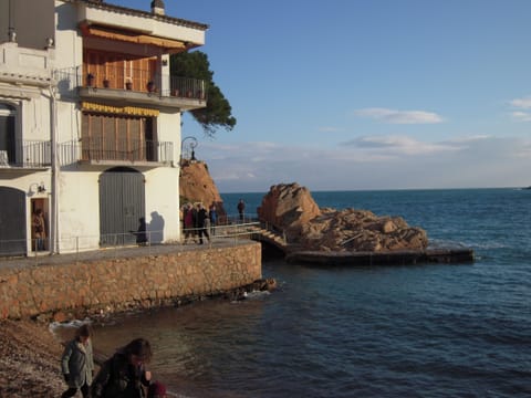 Beach nearby, sun loungers, beach towels