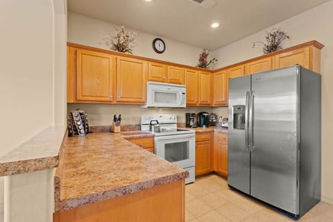 Full-size fridge, microwave, oven, stovetop