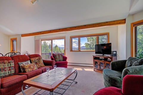 Sauterne Sanctuary 3BR 3BA - a SkyRun Summit Property - Spacious Great Room. - Featuring large windows with gorgeous views, new HD TV and console. 