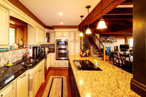 Private kitchen | Fridge, microwave, oven, stovetop