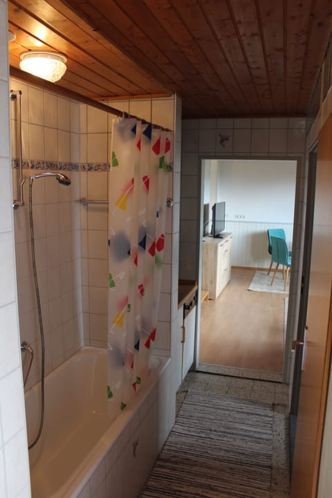 Combined shower/tub