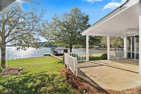 A piece of paradise . Your own boat launch and private dock. 