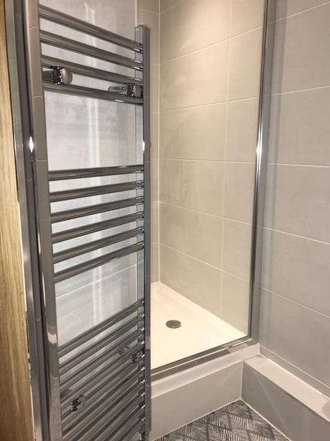 Combined shower/tub, hair dryer, towels