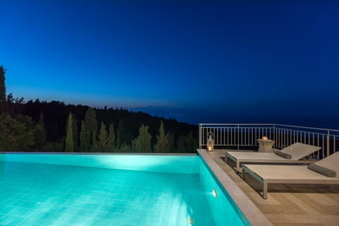 Outdoor pool, an infinity pool