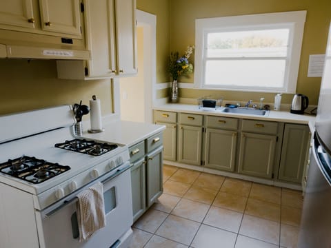 Fridge, oven, stovetop, coffee/tea maker