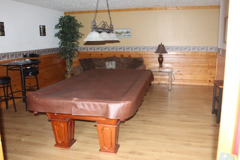 3 bedrooms, pillowtop beds, iron/ironing board, free WiFi