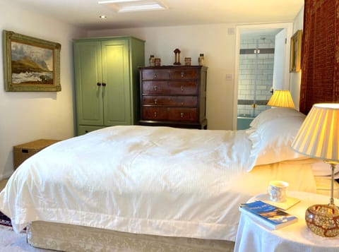 Ensuite bed 1: kingsize bed, goosedown duvet/pillows, Egyptian cotton bedding.