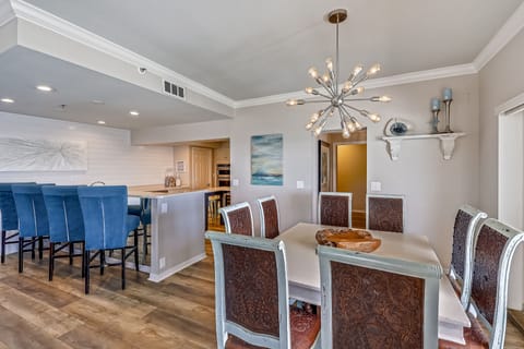Dining Area & Kitchen