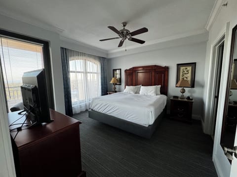 Master Bedroom (King Bed)