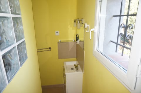 Combined shower/tub, jetted tub, hair dryer, toilet paper