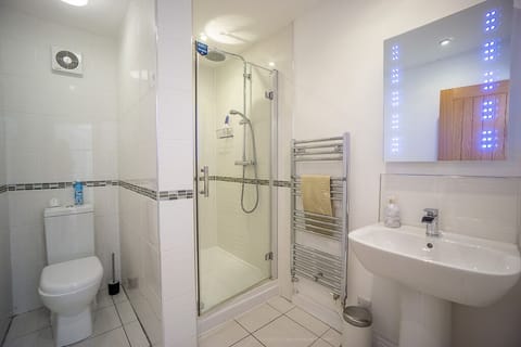 Combined shower/tub, hair dryer, soap, shampoo