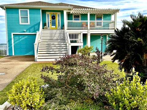 Beautiful newly rennovated home, pier, incredible views, fishing off Estes Flats