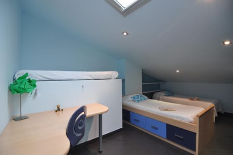 4 bedrooms, iron/ironing board