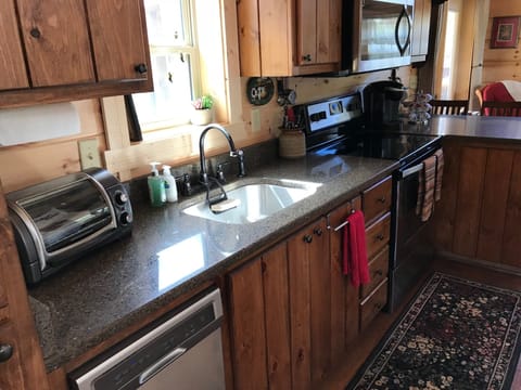 Fully equiped kitchen area with dish washer