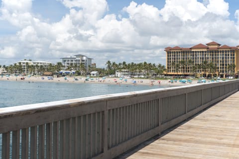 Beach nearby, sun loungers, beach towels