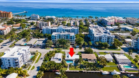 LESS THAN 5 MINUTE WALK TO THE BEACH !! ONLY 2 BLOCKS AWAY!!