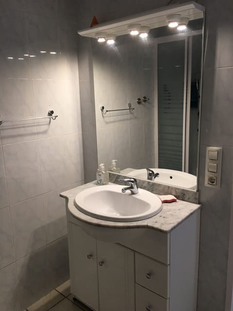 Combined shower/tub