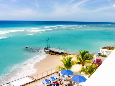 Beach nearby, sun loungers, beach towels