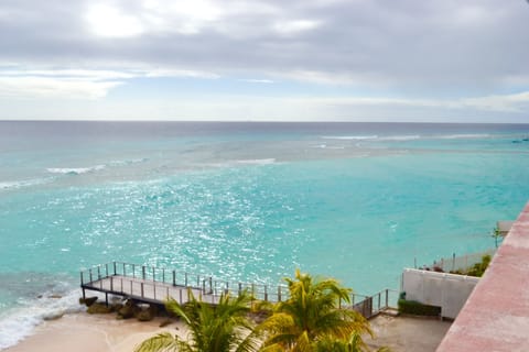 Beach nearby, sun loungers, beach towels