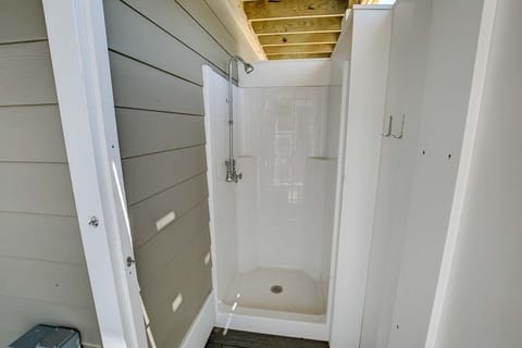 Shower, jetted tub, towels