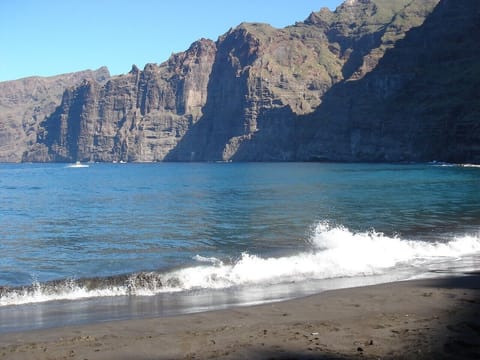 Beach nearby, sun loungers, beach towels