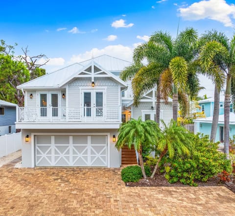Newly Renovated 6 Bedroom + 6 Bath House - 1 Block to the Beach