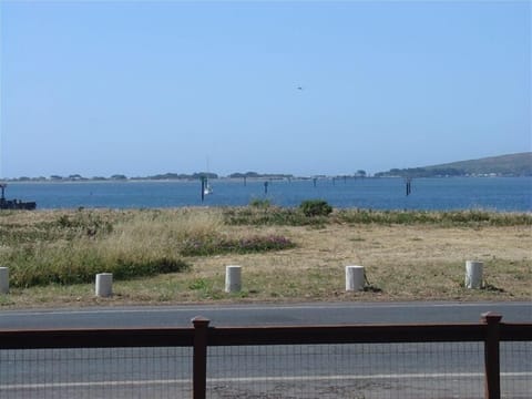 180 feet of picturesque bay view and ship channels. 5mins. drive to beaches