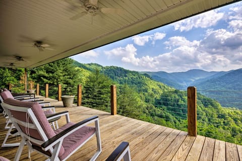 Marshall Vacation Rental | 4BR | 3BA | 3,600 Sq Ft | Stairs Required
