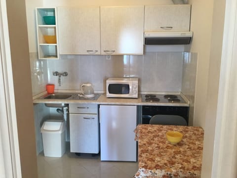 Fridge, microwave, stovetop, cookware/dishes/utensils