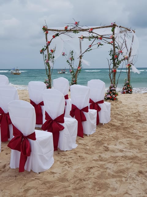 Beach nearby, sun loungers, beach towels