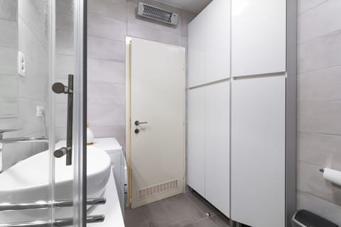 Combined shower/tub, hair dryer, towels