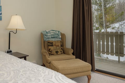 SWP Hideaway Village Alpine 4 master bedroom seating area