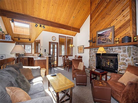 StayWinterPark_KingsCrossing_LivingRoom2_Unit4