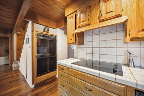 Full kitchen with double oven