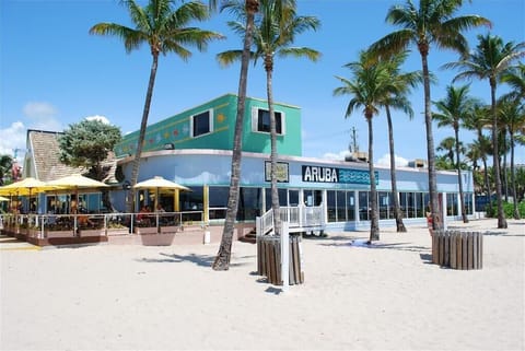 Fantastic Oceanfront Restaurants (Such as Aruba Cafe) Located Two Blocks Away!