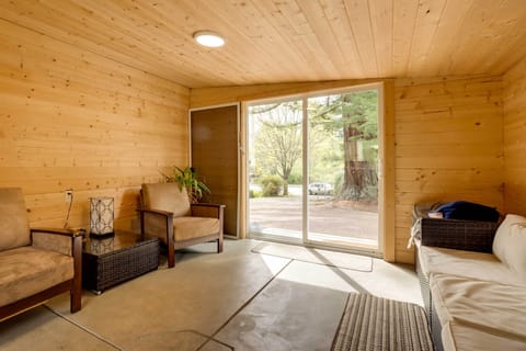 Brookings Vacation Rental | 3BR | 2BA | 5 Stairs to Access | 1,400 Sq Ft