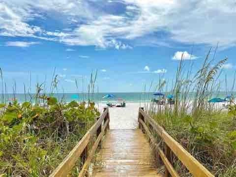 Beach nearby, sun loungers, beach towels