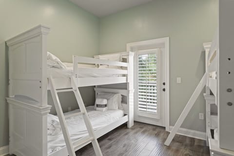 Beach Basket Bunk Room 2