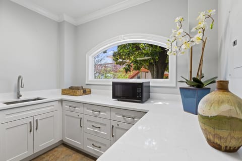 23-Magnolia-Dreams-Kitchenette-Alt