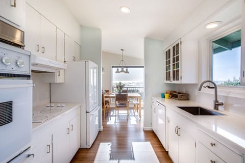 Full kitchen perfect for cooking up something wonderful.