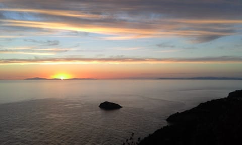 The descent home with Elba in sight. La discesa a casa con L'Elba in vista.
